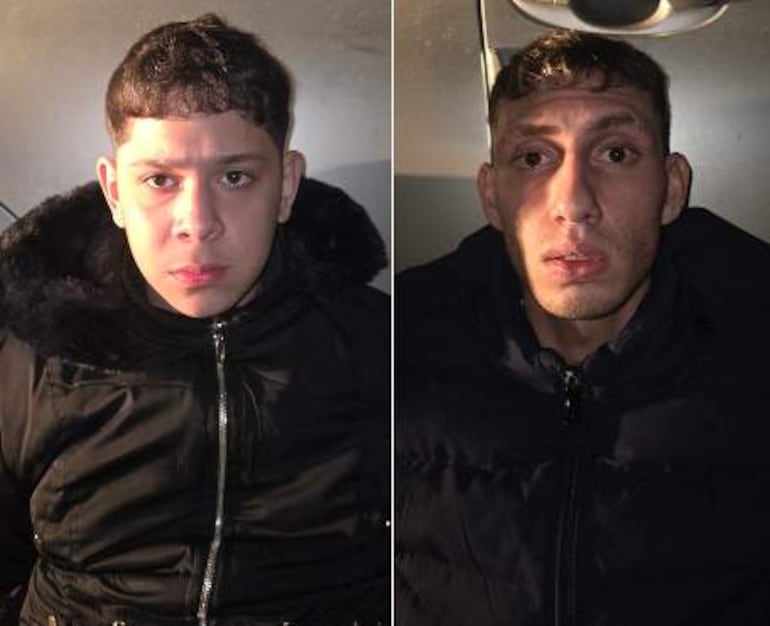 Jesús Daniel Amarilla y Adán Erico Caballero, ambos con chaquetas, son detenidos por agentes en un entorno urbano.