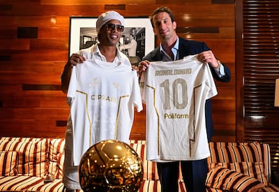 La leyenda del fútbol brasileño Ronaldinho posa junto al presidente del Ravenna FC, Ignazio Cipriani, durante un evento que marca su presentación como embajador y socio estratégico del club italiano en Miami, Florida.