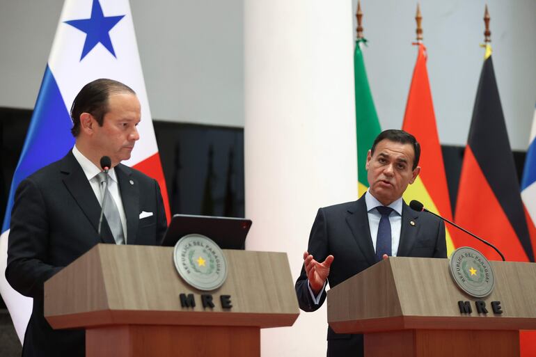 El ministro de Relaciones Exteriores de Paraguay, Rubén Ramírez (d) y a su homologo de Panamá, Javier Martínez-Acha, durante una rueda de prensa, en Asunción (Paraguay).