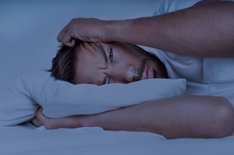 Las parasomnias son episodios involuntarios que ocurren mientras una persona duerme, en las transiciones entre fases del sueño o al despertar.