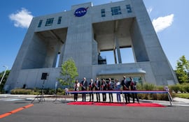 Jared Isaacman, de la NASA, y otros líderes del gobierno y de la industria inauguraron el túnel de viento durante una ceremonia oficial de corte de cinta.