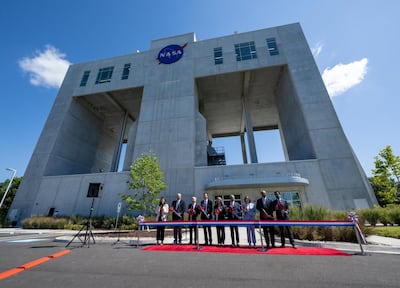 Jared Isaacman, de la NASA, y otros líderes del gobierno y de la industria inauguraron el túnel de viento durante una ceremonia oficial de corte de cinta.