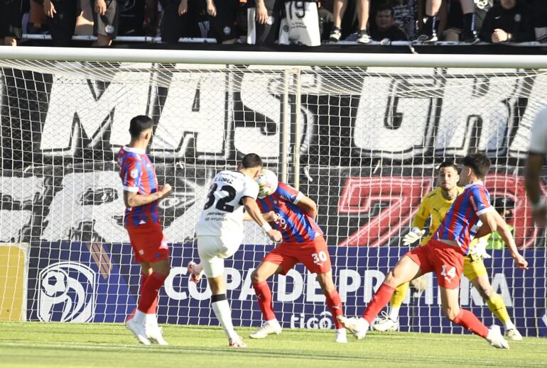 Sale el remate de Erik López para el primer gol de Olimpia.