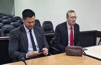 El senador colorado cartista Erico Galeano Segovia con su abogado Luis Almada, en un receso del juicio que afronta por supuesto lavado de dinero proveniente del narcotráfico y asociación criminal.