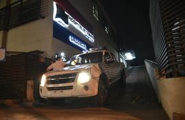 Una patrulla de la Policía sale en la madrugada de este viernes del Hospital del Trauma.