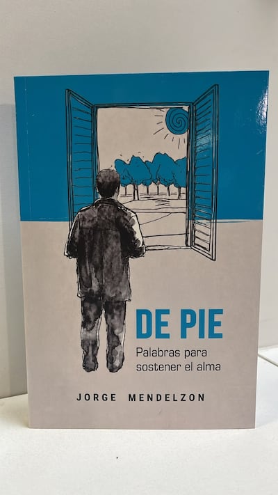 Portada del nuevo libro "De Pie", de Jorge Mendelzon, que será presentado el lunes 27 y ya está disponible en las librerías.