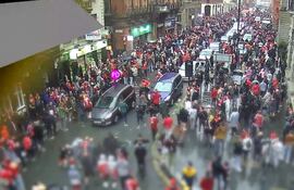 Momento posterior al atopello masivo que realizó con su vehículo Paul Doyle a aficionados del Liverpool, por el cual fue condenado a 21 años y seis meses de carcel.