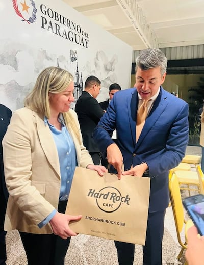 Peña aparece sonriente recibiendo un obsequio de Liz Paola Doldán González, sancionada desde 2021 por la Oficina de Control de Activos Extranjeros (OFAC).