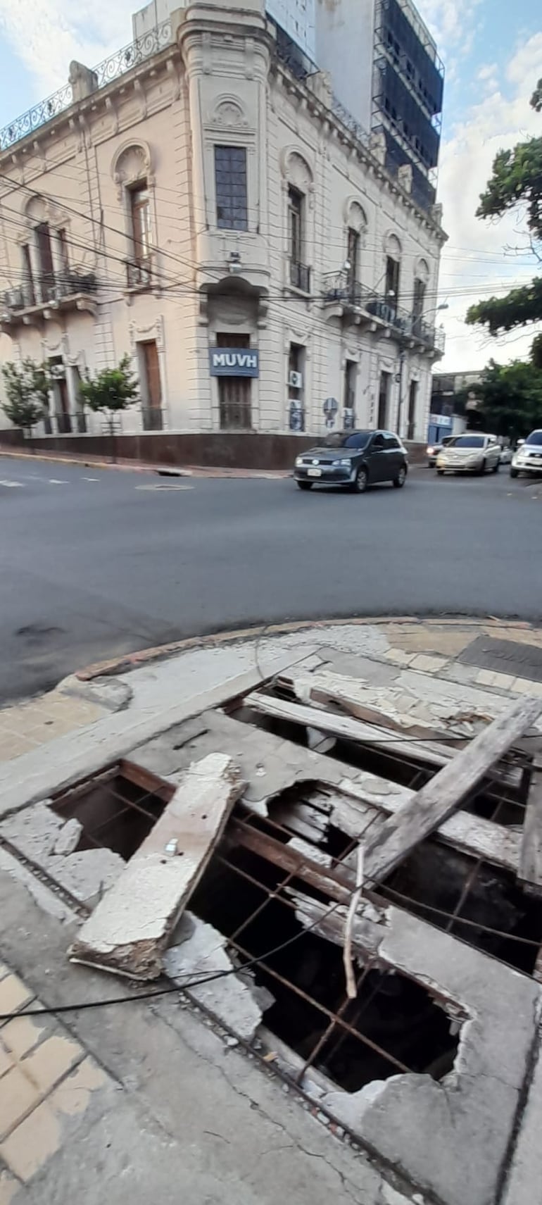 Independencia Nacional y Piribebuy: Tapa del registro de cableado eléctrico está rota y es un peligro para los peatones.