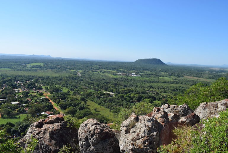 Escalar el cerro Yaguarón y, desde allí, admirar el paisaje forma parte del paquete turístico ofrecido a los visitantes.