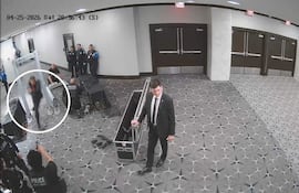 Imagen compartido por Jeanine Pirro, fiscal estadounidense del distrito de Columbia, en la que se observa al tirador Cole Allen durante un ataque en la gala de Corresponsales de la Casa Blanca.