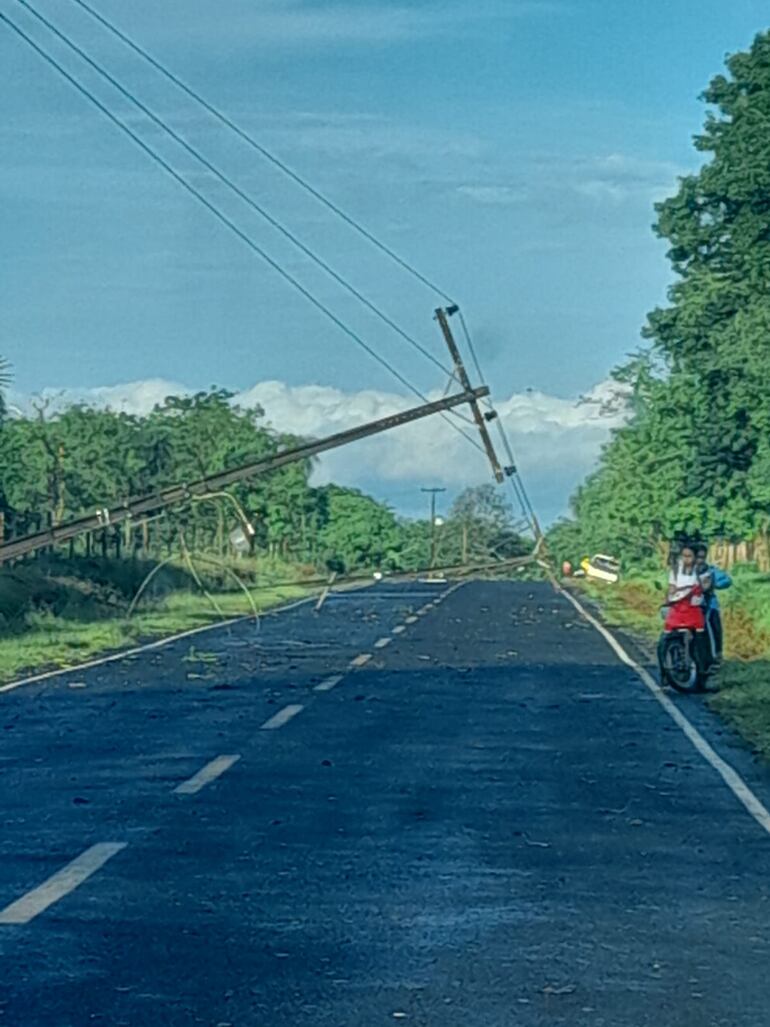 En San Joaquín, las columnas cayeron sobre el asfaltado. En total, fueron 10 los postes afectados.