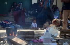 Un grupo de indígenas acampando frente a la sede del Instituto Paraguayo del Indígena (Indi) en Asunción.