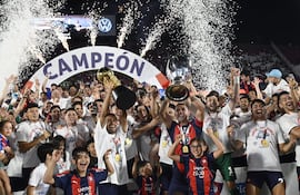 El capitán Víctor Gustavo Velázquez eleva el trofeo de la Supercopa Paraguay, al mismo tiempo Federico "Pachi" Carrizo levanta la copa obtenida en el torneo Clausura 2025.