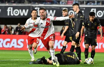 Giuliano Galoppo celebra el tanto de apertura en el marcador, de fondo el lamento del lateral paraguayo, Santiago Arzamendia.