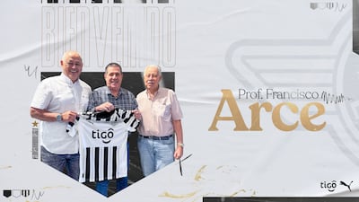 El anuncio de presentación de Francisco Arce (i) como nuevo entrenador de Libertad.