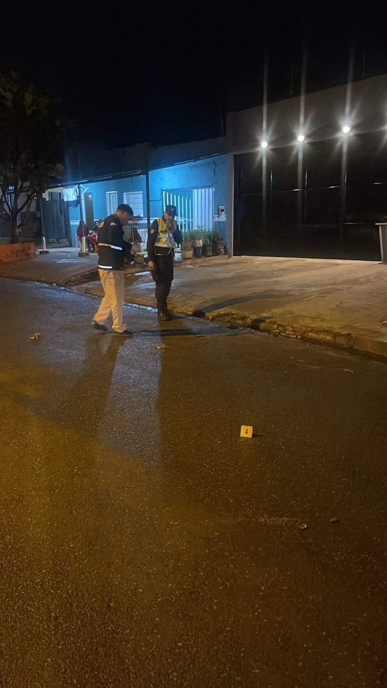 Agentes de criminalística levantan evidencias frente a un local baleado en Pedro Juan Caballero.