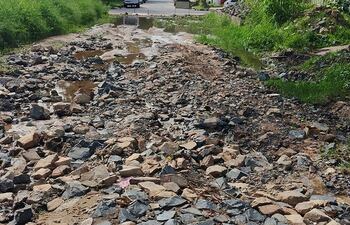 Así está la calle Teniente Velazco casi Obispo López, donde hay una obra inconclusa de Nenecho.