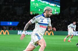 El delantero paraguayo de Racing de Estrasburgo, Julio Enciso durante el enfrentamiento frente al París Saint-Germain, por la octava ronda del la Ligue 1 de Francia.
