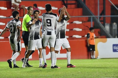 El extremo de Tacuary, Pedro Arce recibe las felicitaciones de sus compañeros, tras contribuir con dos anotaciones en el triunfo sobre Independiente de Campo Grande.