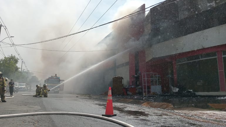 Docenas de bomberos voluntarios acudieron al llamado de emergencia por el incendio de una fábrica de colchones en San Lorenzo este sábado 24 de enero.