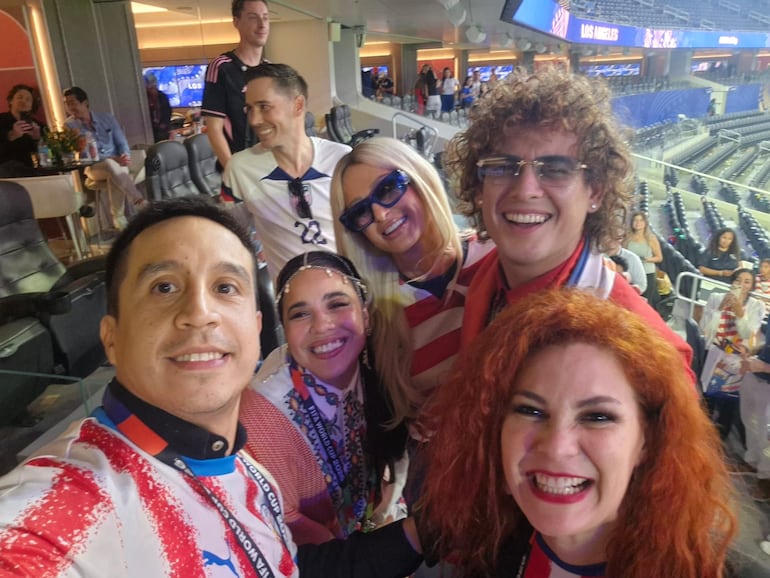 El grupo Purahei Soul retratado con Paris Hilton. Los acompañan Patty Kolenda, PR y manager del dúo paraguayo en el SoFi Stadium de Los Ángeles, Estados Unidos.