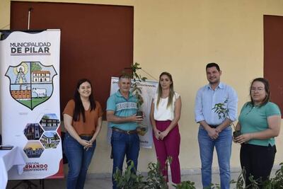 La diputada Fabiana Souto de Alliana (Centro) entregó  plantines a varias comisiones de fomento urbano de la ciudad de Pilar.