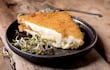 Queso frito crocante por fuera y fundido por dentro.