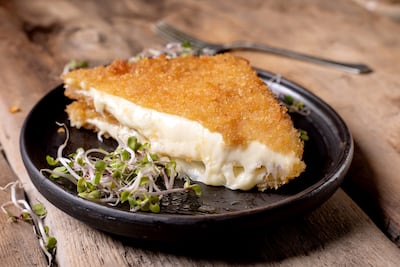 Queso frito crocante por fuera y fundido por dentro.