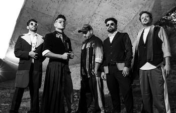 La banda nacional LaNuestra, que combina diversos estilos tomando el rock como columna principal.