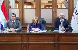 El diputado Diego Cándia, la vicepresidenta 1° Alicia Pucheta y el consejero Enrique Berni, en la sesión del Jurado.