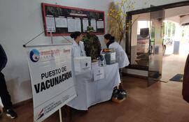 Puesto de vacunación para completar el esquema regular y prevenir enfermedades típicas de la estación invernal.