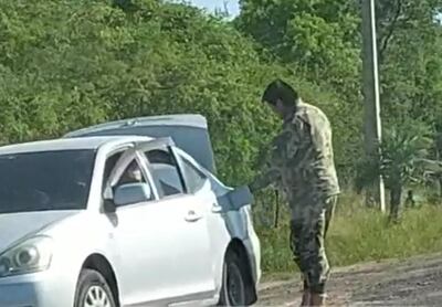 Militar fue captado en el momento que cargaba combustible a un automóvil.