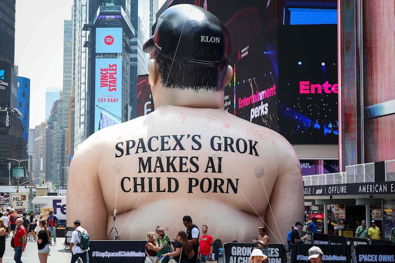 Un muñeco inflable con la imagen del CEO de SpaceX, Elon Musk, en protesta contra su sistema de inteligencia artificial Grok, se exhibe en Times Square, en la ciudad de Nueva York, el 11 de junio de 2026.