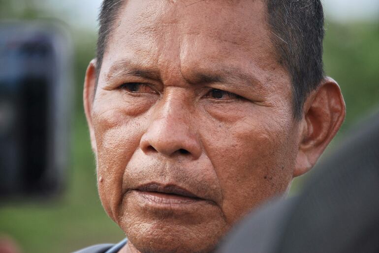 Marco Grefa, presidente de la comunidad de Boca Tiputini, perteneciente al pueblo indígena kichwa, manifiesta a periodistas su respaldo a la petrolera estatal Petroecuador y su rechazo a la consulta popular promovida por el colectivo ambientalista Yasunidos, el 20 de junio de 2023 en Tambococha (Ecuador).  (EFE)