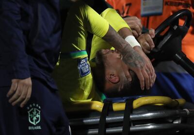 Neymar de Brasil sale lesionado hoy, en un partido de las Eliminatorias Sudamericanas para la Copa Mundial de Fútbol 2026 entre Uruguay y Brasil en el estadio Centenario en Montevideo (Uruguay).