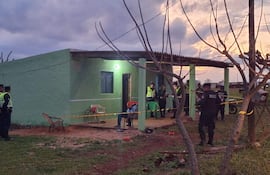 Agentes policiales intervienen en la escena de un homicidio en Cerro Corá.