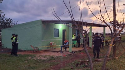 Agentes policiales intervienen en la escena de un homicidio en Cerro Corá.