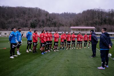 Los jugadores y el entrenador Daniel Garnero en el entrenamiento de la selección paraguaya en Sochi, Rusia.
