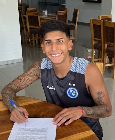 Leandro Espejo, estampa la firma que lo une a Sol de América para su vuelta a la máxima categoría. (Foto: Sol de América).