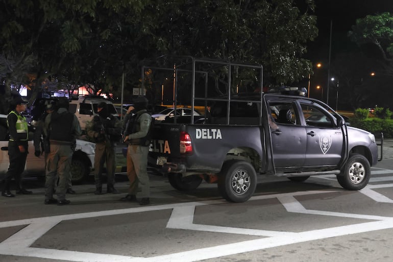 Integrantes de una unidad táctica de élite de la Policía de Bolivia custodian el aeropuerto internacional de Viru Viru, en Santa Cruz (Bolivia).