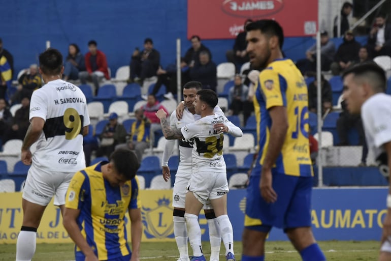 El delantero de Olimpia, Derlis González felicita al argentino Franco Alfonso, quien se encargó de desnivelar el partido sobre el final.