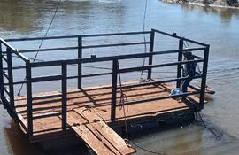 Un poblador cayó de la precaria balsa utilizada para cruzar el Río Aquidabán y murió ahogado.