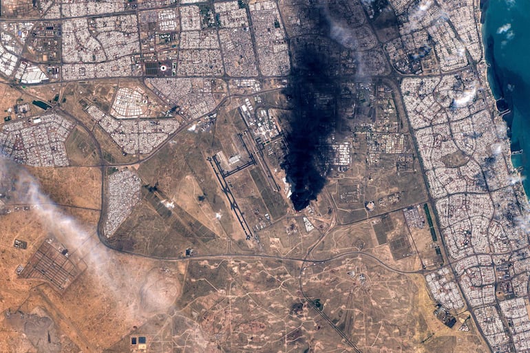 Drones impactaron un tanque de combustible y provocaron un incendio en el Aeropuerto Internacional de Kuwait, según informó la autoridad de aviación civil el 25 de marzo, mientras Irán continúa sus ataques en la guerra regional que ya dura casi cuatro semanas.
