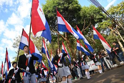 Miles de estudiantes participaron del desfile en Ciudad del Este. 