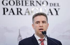 El ministro de Tecnologías de la Información y Comunicación de Paraguay, Gustavo Villate, habla durante una rueda de prensa.