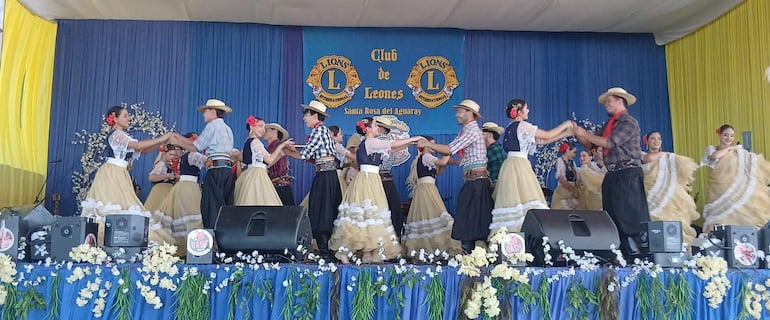 Sobre el escenario, el elenco artístico Choperú desplegó sus coreografías y danzas, ofreciendo un espectáculo