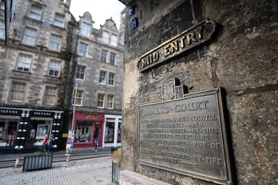 Placa conmemorativa de James Court en la Royal Mile, Edimburgo, Escocia.