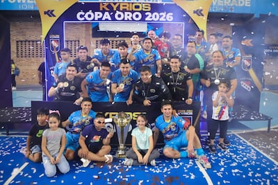 Plantel de Simón Bolívar y sus fans, celebrando el campeonato en la Copa Oro del fútbol de salón. (Foto gentileza Four Wise Marketing)