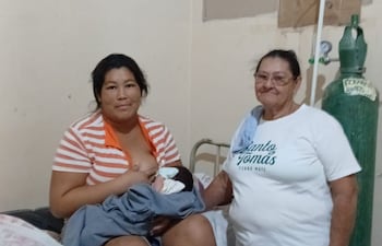 Rodrigo Gael, en brazos de su madre Yéssica y en compañía de su tía abuela Ramona Isasi, fue trasladado antes de dejar el hospital.